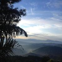 Hermosa vista desde lo alto del cerro. la belleza de las montañas de indonesia foto