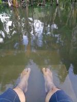 foto de los pies de un hombre sumergidos en agua.