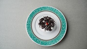 pastel de chocolate en un vaso de plástico foto