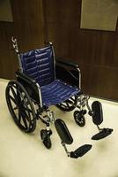 Silla de ruedas vacía estacionada en el pasillo del hospital esperanza