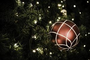 bola de navidad colgando de un árbol. foto