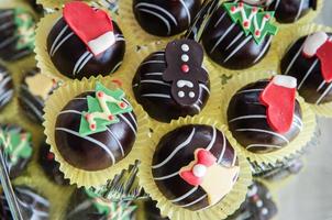 bolas de chocolate árbol de navidad muñeco de nieve ciervos. foto