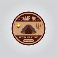 logotipo de camping y aventura en el bosque de montaña vector