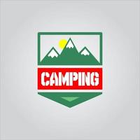 logotipo de camping y aventura en el bosque de montaña vector