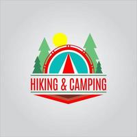 logotipo de camping y aventura en el bosque de montaña vector