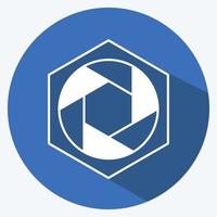 Icono de diafragma hexagonal en estilo de moda larga sombra aislado sobre fondo azul suave vector