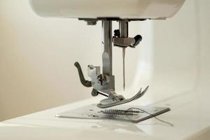 máquina de coser vista frontal con aguja