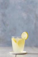 limonada de vidrio vista frontal