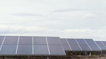 Un montón de campos de paneles solares que generan electricidad.