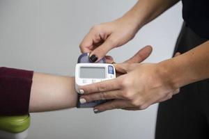 Cerrar el dispositivo de medición de la presión arterial