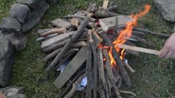 picknick in de achtertuin vuur aansteken in de open haard video