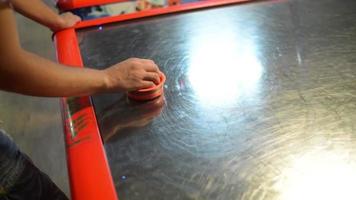 la gente juega air hockey en el parque de atracciones. video