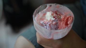 Eis mit Löffel aus Glasbecher essen video
