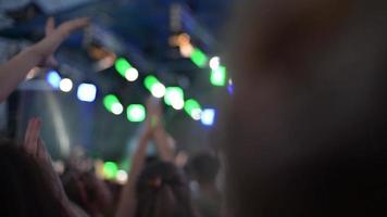 manos arriba, gente, bailando, durante, concierto de rock video