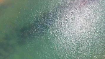 Imágenes de drones aéreos volando sobre las aguas turquesas de la playa con una pequeña barra de arena video