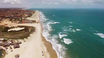 Vista aérea de la playa y olas rompiendo en la arena. video