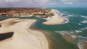 images aériennes d'un drone survolant la plage