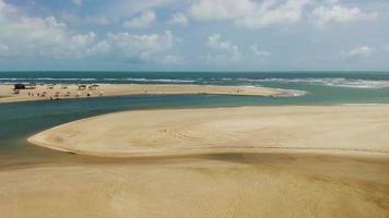 images de drones aériens survolant une plage déserte avec peu de monde video