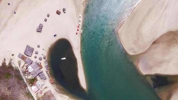 Imágenes aéreas de drones volando sobre el mar y el río. video