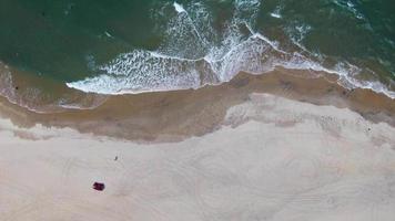 dronebeelden vanuit de lucht van brekende zeegolven op het strand video