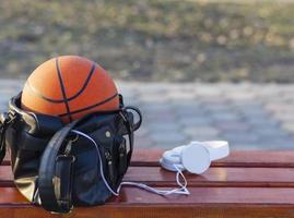 bolsa de baloncesto con auriculares foto