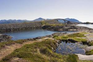 Puente de la carretera atlántica de fama mundial con una vista increíble sobre las montañas noruegas. foto
