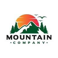 Diseño de logotipo de vistas al atardecer en la montaña. vector