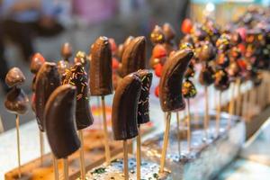 Frutas cubiertas de chocolate y golosinas en la calle en el norte de Tailandia foto