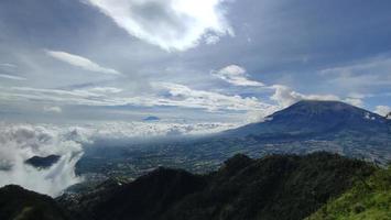 hermoso paisaje de montaña y cielo azul. las montañas en un día soleado. foto