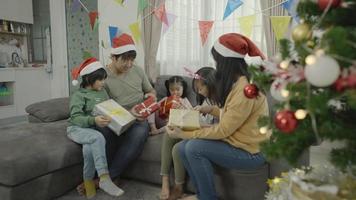 família comemorando o natal juntos na sala decorada video