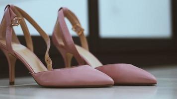 par de sapatos de casamento femininos rosa-bege clássicos no chão - mudando a desfocagem para o foco video