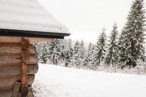 casa de madera en la montaña. paisaje de invierno. foto