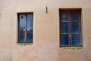 Ventana de vidrio con marco de madera marrón cerrada foto