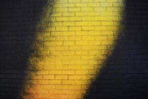 pared de ladrillo amarillo foto