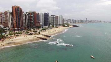 veduta aerea di una città vicino alla spiaggia video