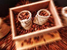 granos de cacao y chocolate sobre fondo de madera. estilo de concepto de movimiento - imagen foto