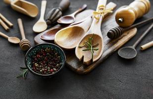 cubiertos de madera utensilios de cocina foto