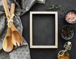 Antiguos utensilios de cocina de madera y especias con marco como borde foto