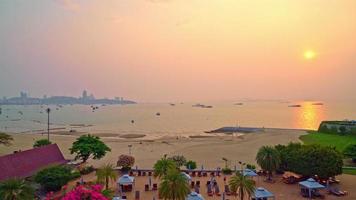 Pattaya skyline beach y océano con amanecer en Tailandia video