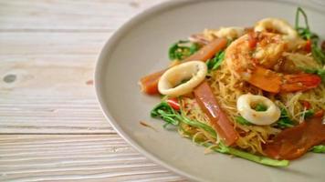 Stir-fried rice vermicelli and water mimosa with mix seafood video