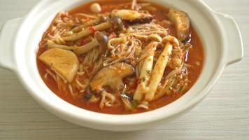 Stir-fried Spicy Mushroom with Tom Yum Soup - Vegan and Vegetarian food style video