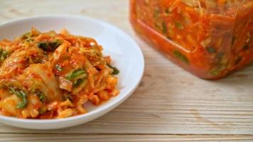 cavolo kimchi sul piatto - stile alimentare tradizionale coreano video