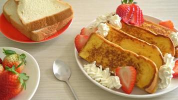 French toast fatti in casa con fragole fresche e panna da montare video