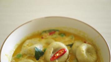 Green curry soup with Fish ball - Thai food style video