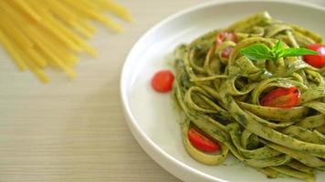 Fettuccine Spaghetti Pasta mit Pestosauce und Tomaten - vegane und vegetarische Küche