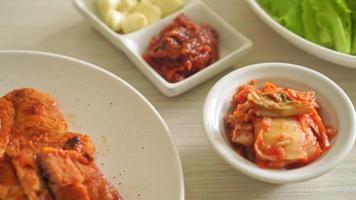 cerdo a la parrilla con salsa kochujang marinada al estilo coreano con verduras y kimchi - estilo de comida coreana video