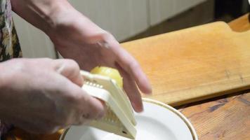 Slicing boiled potatoes with a knife video