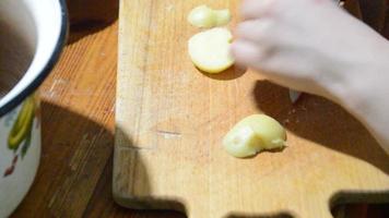 trancher les pommes de terre bouillies avec un couteau video