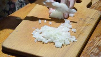 rebanar cebollas con un cuchillo sobre una tabla de cocina video