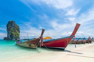 Botes de cola larga tailandés en la playa con la hermosa isla, Krabi, Phuket, Tailandia